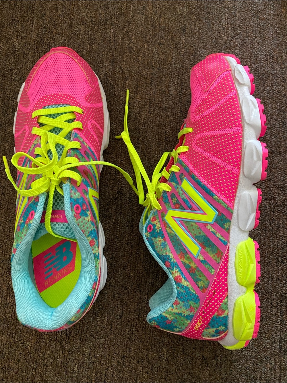 BRAND NEW NEON NEW BALANCE WOMENS ATHLETIC SHOES